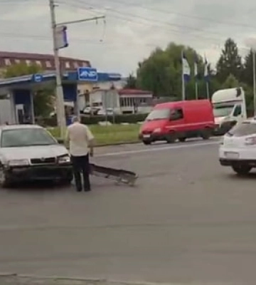 Відлетів бампер: у Луцьку на Рівненській «цьомнулись» два легковики (відео)