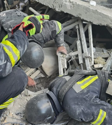 Атака рф на Харків: з-під завалів деблоковують 75-річного чоловіка