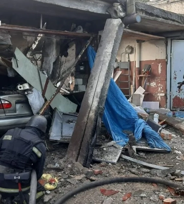 Атака рф на Харків: з-під завалів деблоковують 75-річного чоловіка
