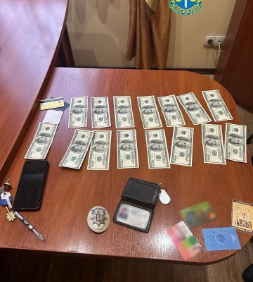 Экс-полицейский обвиняется в вымогательстве взятки в размере 2000 долларов и утечке конфиденциальных данных