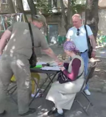 В Мелитополе оккупанты придумали новую абсурдную причину, по которой воруют квартиры местных жителей (фото, видео)