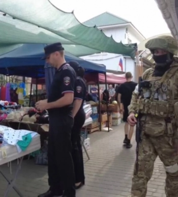 В Мелитополе полицаи оцепили рынки и ловили мигрантов (фото, видео)