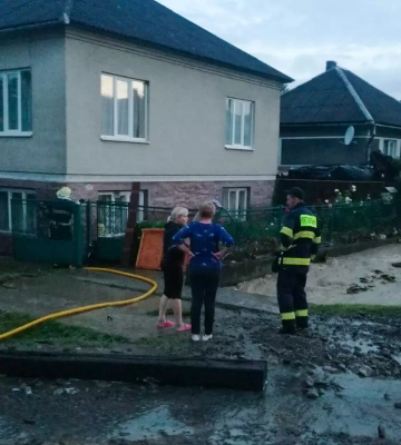 На Закарпатті через захаращеність стічних канав підтоплені 48 дворогосподарств (ФОТО)