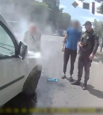 У Дніпрі патрульні разом із небайдужими громадянами допомогли водію, у якого задимівся автомобіль (ВІДЕО)