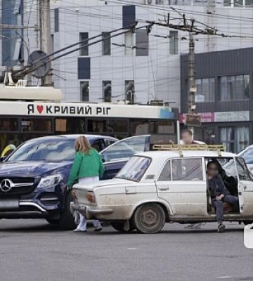 В Кривом Роге в результате ДТП на 95 квартале развернуло ВАЗ
