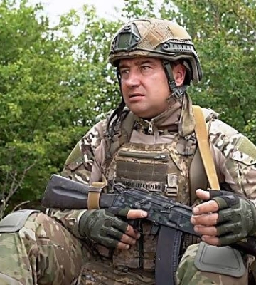 Бойовий медик з Миколаївщини отримав нагороду від Сирського за порятунок побратимів