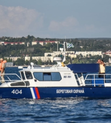 Из-за падения осколков сбитых ракет на двух паромах в Керчи ранены 5 человек, известно об еще 2 уничтоженных катерах «Тунец» – СМИ