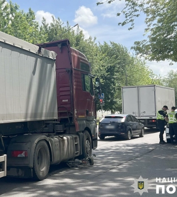На Полтавщині вантажівка наїхала на велосипедиста: його забрала карета швидкої