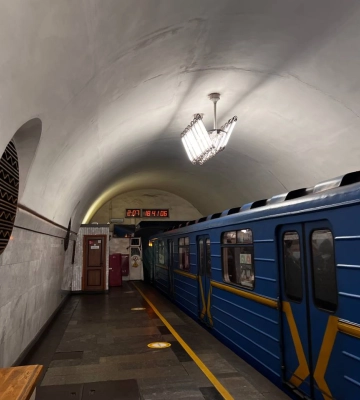 Виник гострий дефіцит фахівців: у метро Києва збільшать інтервали руху поїздів і оголосили про набір кадрів