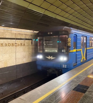 Виник гострий дефіцит фахівців: у метро Києва збільшать інтервали руху поїздів і оголосили про набір кадрів