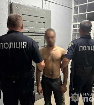 У Воловці затримано сімейного кривдника, який побив співмешканку, 10-місячну дитину та поранив поліцейського