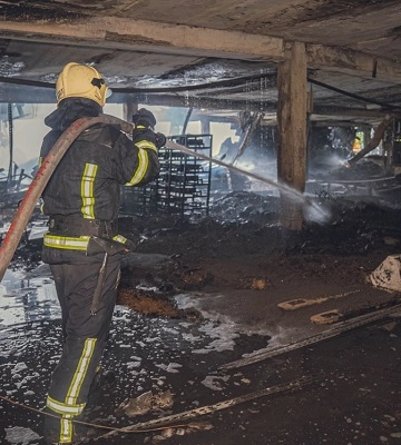 Понад 16 годин приборкували масштабну пожежу на підприємстві в Ромнах (відео)
