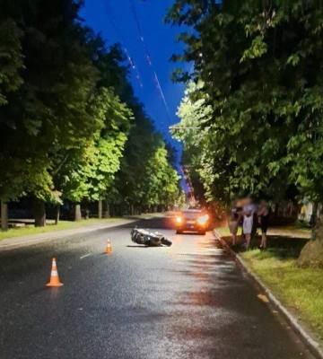 У Черкасах мотоцикліст перевищив швидкість та не впорався із керуванням