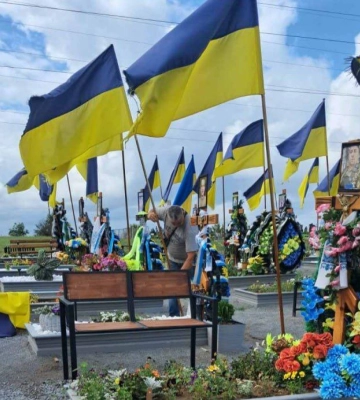 На Алеї Героїв у Рівному вітер поламав флагштоки та зніс прапори