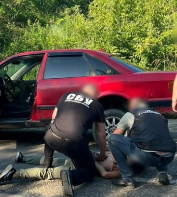 Переправляв чоловіків через кордон до Румунії за $5000: На Буковині затримали експосадовця районного ТЦК