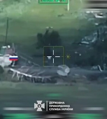 Оккупант тщетно прячется в здании от дрона пограничников на Харьковском направлении. ВИДЕО