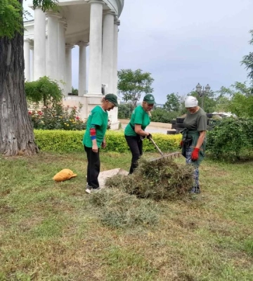 В Одесі озеленювачі висаджують квіти та наводять лад на зелених зонах
