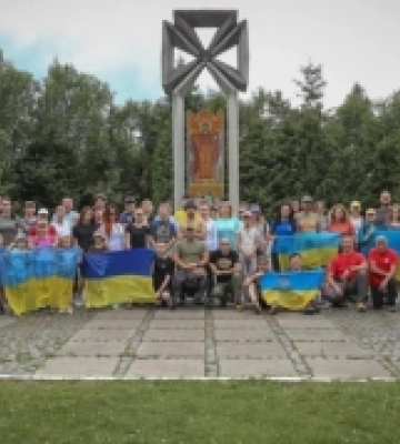 «Терапія мандрами»: на Львівщині ветерани та військові з сім’ями піднялись на гору Маківка