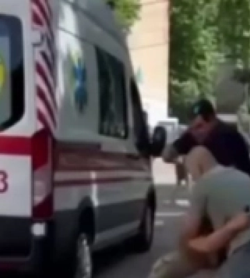 В Одесі працівників швидкої допомоги утримували у військкоматі: їхні колеги влаштували біля будівлі акцію протесту