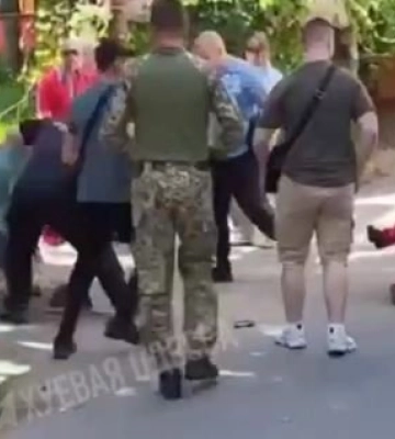Під ТЦК в Одесі сталася масова бійка працівників та медиків. Відео