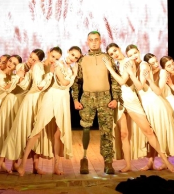 Боєць зі Львівщини, який на війні втратив ногу, знову станцював на сцені