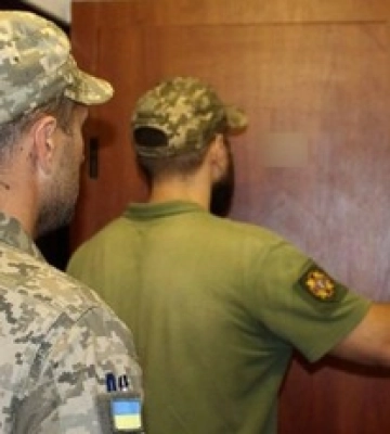 В Хмельницком мужчина ударил ножом работника ТЦК: что грозит нападавшему