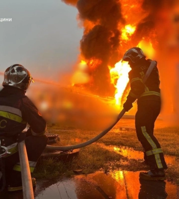 На Київщині внаслідок падіння уламків сталась пожежа пожежа на промисловому обʼєкті і складах, є постраждалий