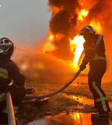На Київщині рятувальники гасять пожежу, яка виникла внаслідок нічної атаки 