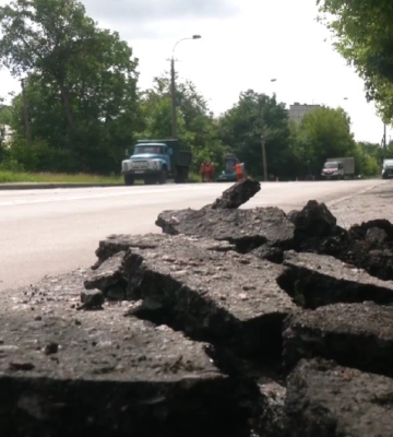 Злива у Рівному вимила асфальт