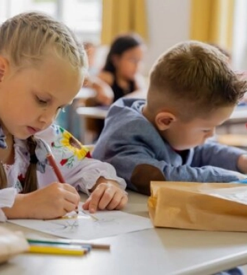 Уроки в укриттях і друга зміна: як навчатимуться київські школярі з вересня