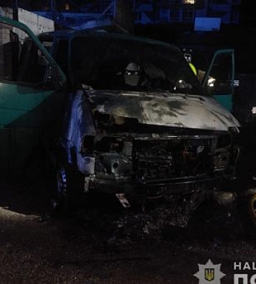 На автостоянке Днепра неизвестные подожгли автомобиль ВСУ