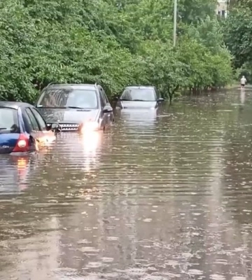 Дороги перетворились на озера: Київ накрила потужна злива. Фото і відео