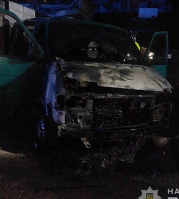 У Дніпрі невідомі підпалили мікроавтобус ЗСУ