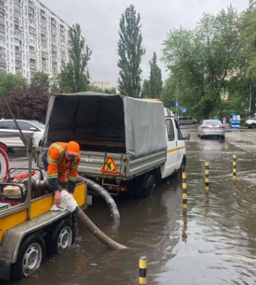 Дороги перетворились на озера: Київ накрила потужна злива. Фото і відео