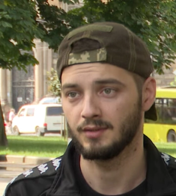 Зі Львова до Костянтинівки. Поранений військовий вирушив у піший марафон, щоб допомогти побратимам