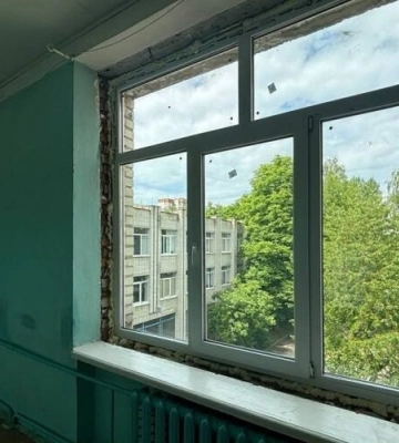 У навчальних закладах Львова відновили понад 900 вікон, які були пошкоджені через російські обстріли