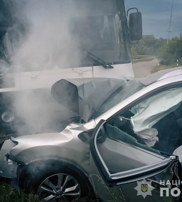 У Глухові автобус врізався в легковик: є травмовані