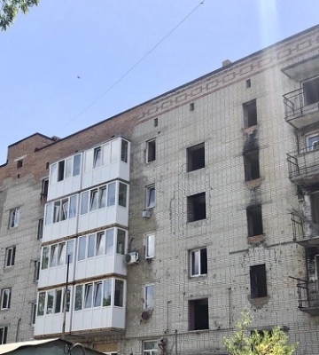 Відновлення постраждалих в часи окупації п’ятиповерхівок в Тростянці планують завершити в цьому році