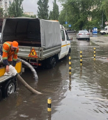 Негода у Києві: через дощ вулиці у кількох районах затопило, громадський транспорт затримується