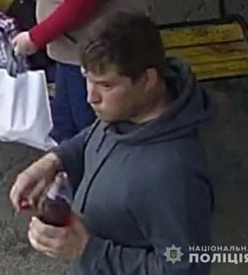 Напал на женщину в подъезде и украл ее вещи: на Заречном в Кривом Роге разыскивают мужчину