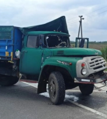 На Золочівщині водій вантажівки опинився у лікарні унаслідок зіткнення з бусом