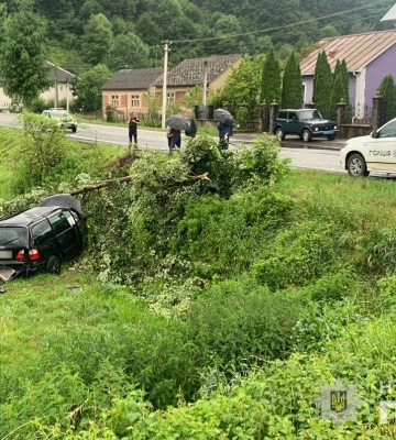 Поліція Перечина розслідує аварію, в якій загинув водій легковика та травмувалися пасажирки