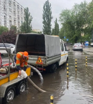 Злива у Києві затоплює вулиці: комунальники працюють у посиленому режимі