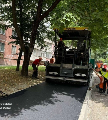 Дніпро оновлює дороги та тротуари: ремонт кипить на вулиці Олександра Кукурби