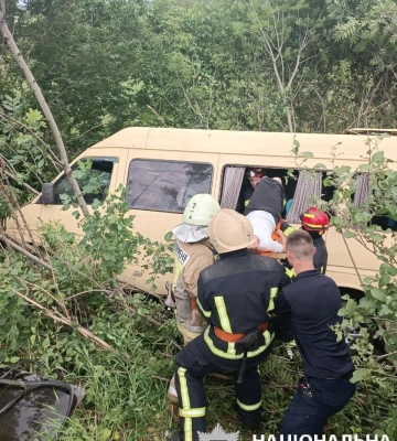 На Харківщині в аварію потрапив пасажирський мікроавтобус: водій загинув, пасажирку травмовано