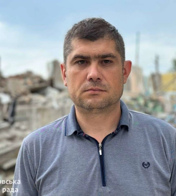 Ракетний удар по Перемозі: як сьогодні виглядає будинок, де розібрали вже 9 поверхів двох підʼїздів