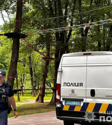 Впали з висоти орієнтовно 1,5 м: у мотузковому парку Ужгорода постраждали 16 дітей