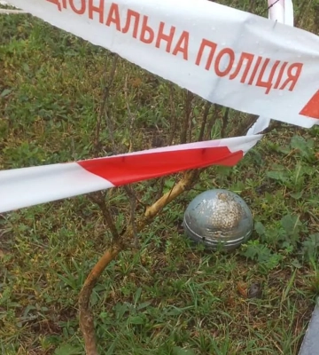 Фрагменти небезпечних касетних суббоєприпасів виявили на Київщині. ФОТОрепортаж
