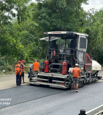 Дніпро оновлює дороги та тротуари: ремонт кипить на вулиці Олександра Кукурби