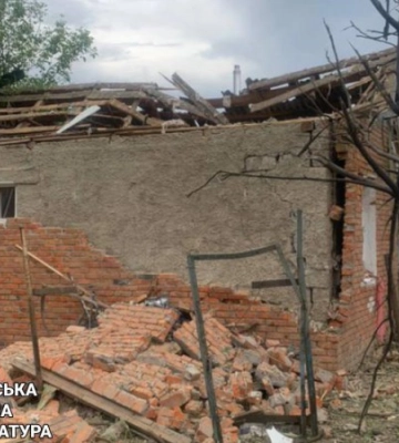 Внаслідок авіаудару по селищу на Харківщині постраждали троє людей